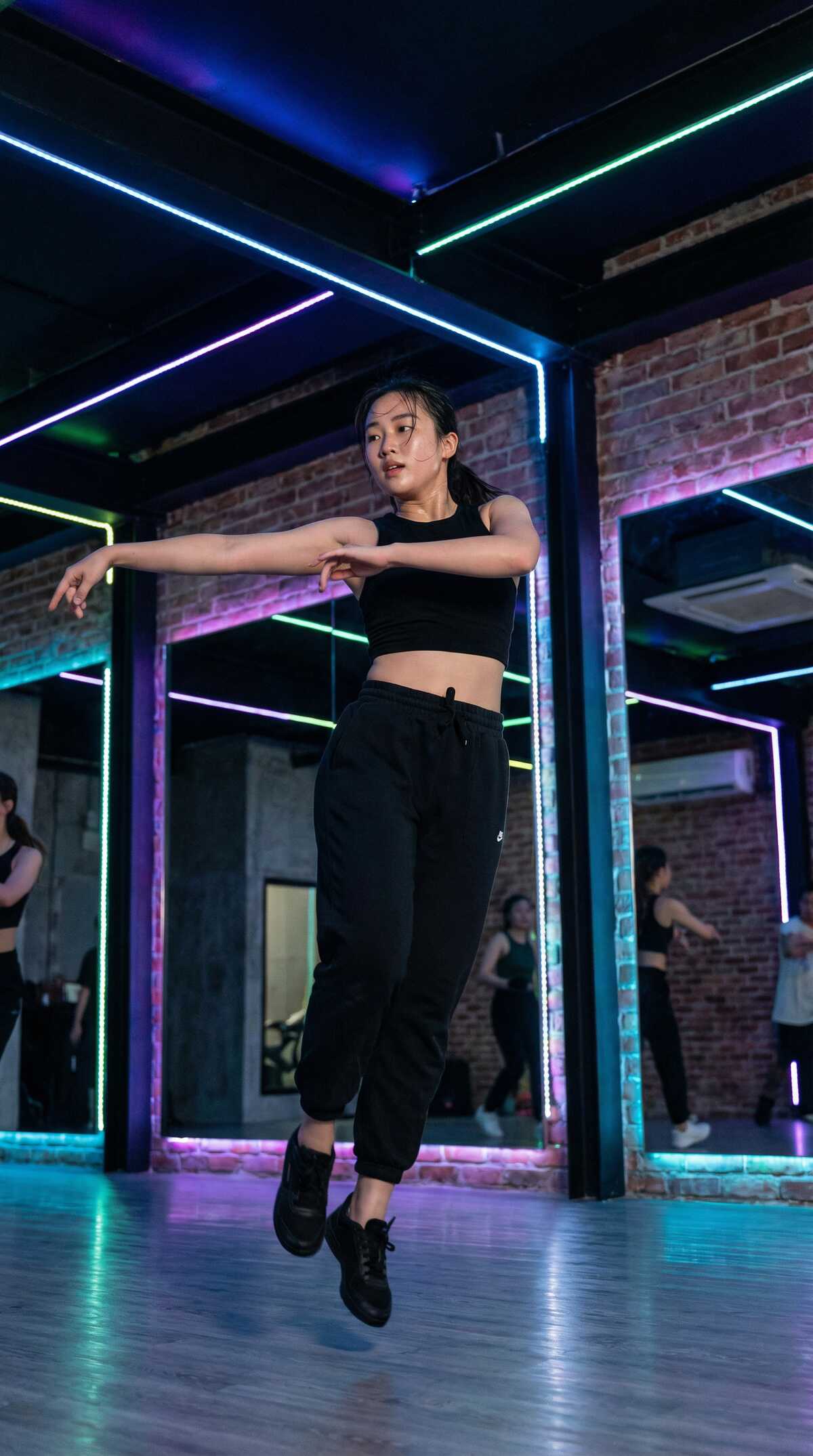 萝莉岛文化研究员周雅文